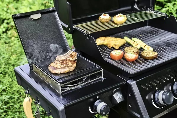 Napoleon Freestyle 365 z palnikiem bocznym